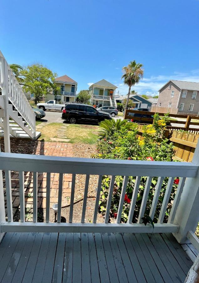 Seablue Cottage - Downstairs; 2 Blocks To The Beach Galveston Eksteriør billede